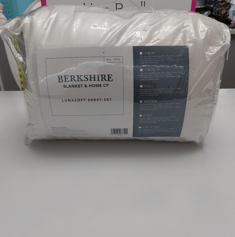 Berkshire Blanket Luna Soft Sheet Set Queen NWT